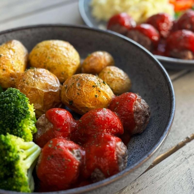 Freshly prepared American-style meatballs served with roasted potatoes, steamed broccoli, and a rich tomato sauce. A healthy and flavorful Macro Based Diet meal prep option.