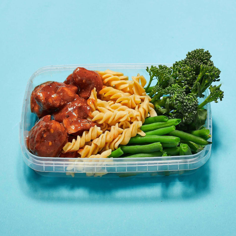 Fresh Peri Peri Chicken with Wholemeal Pasta & Green Veg, healthy meal prep delivery for weight loss and muscle gain by Macro Based Diet.